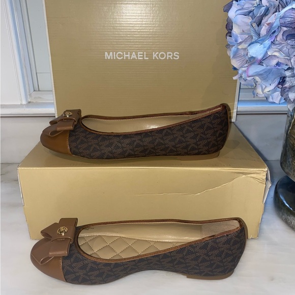 Michael Kors Signature Print Gale Flats, Size 6, Color: Brown - Picture 4 of 10